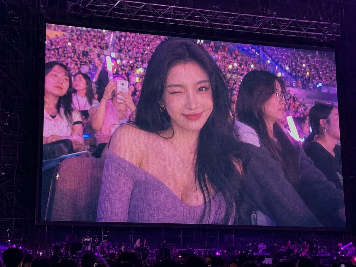 콘서트 대형 스크린 팬캠 순간
