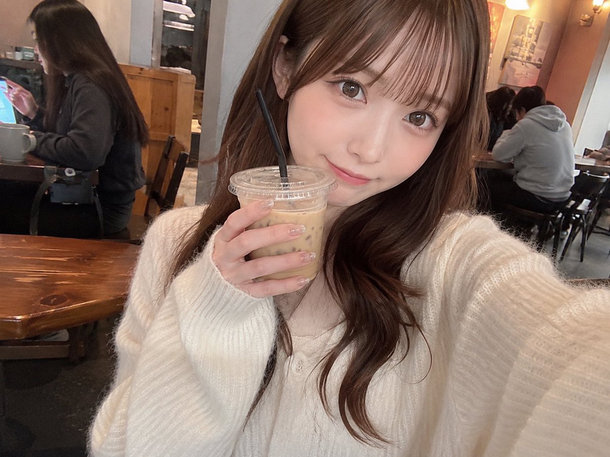 Selfie réaliste d'idole japonaise au café