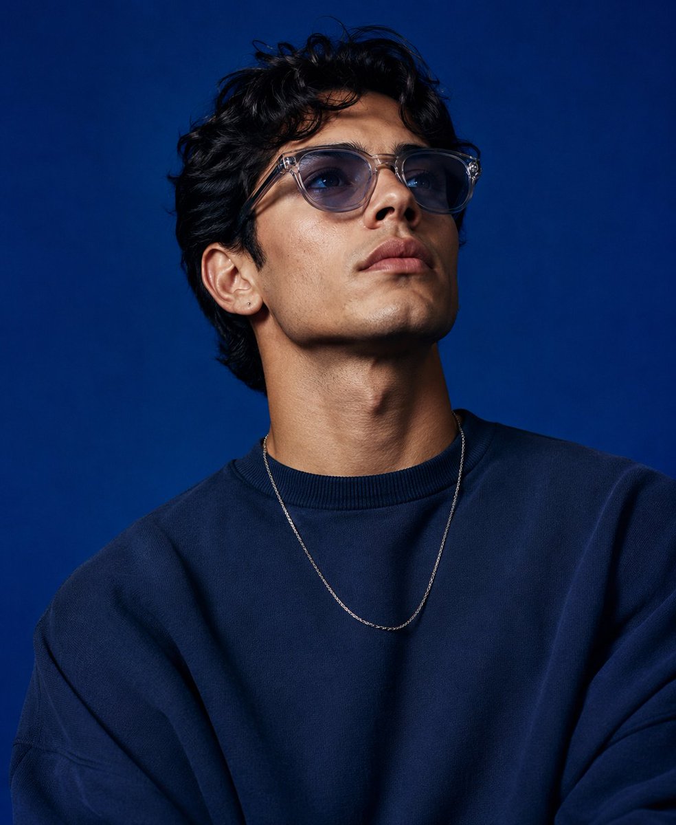 Retrato de Moda en Estudio Azul Cobalto